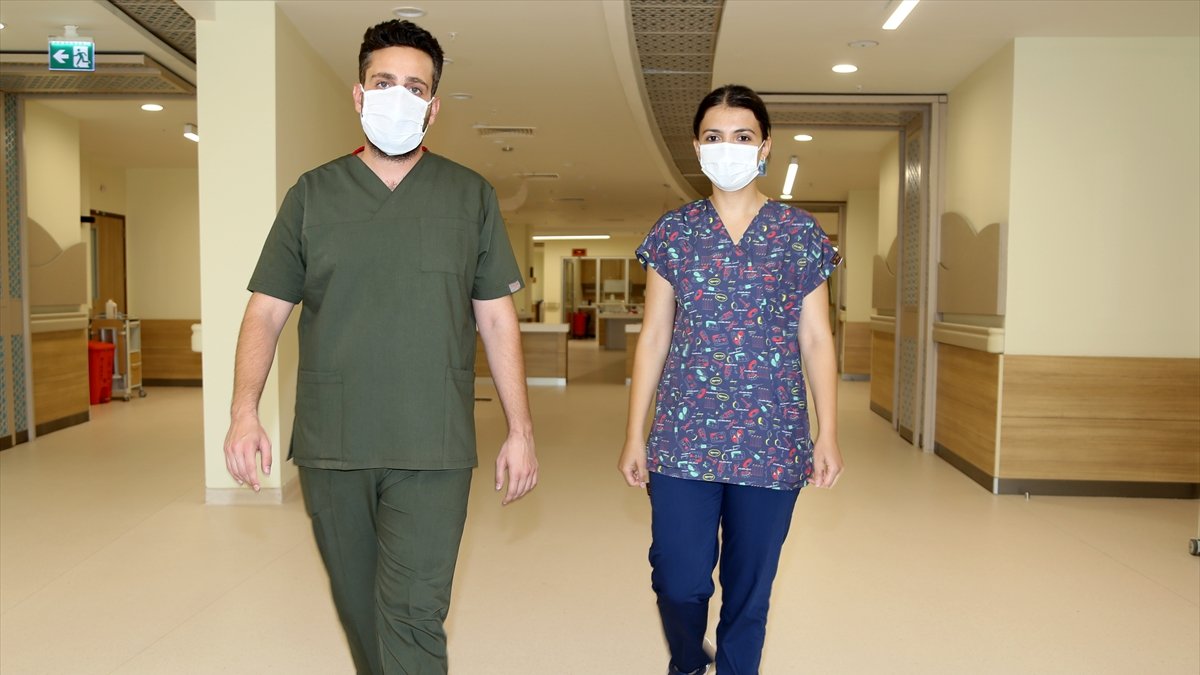 Enfeksiyon doktorundan "düğün, nişan ve cenaze merasimlerinden uzak durun" çağrısı