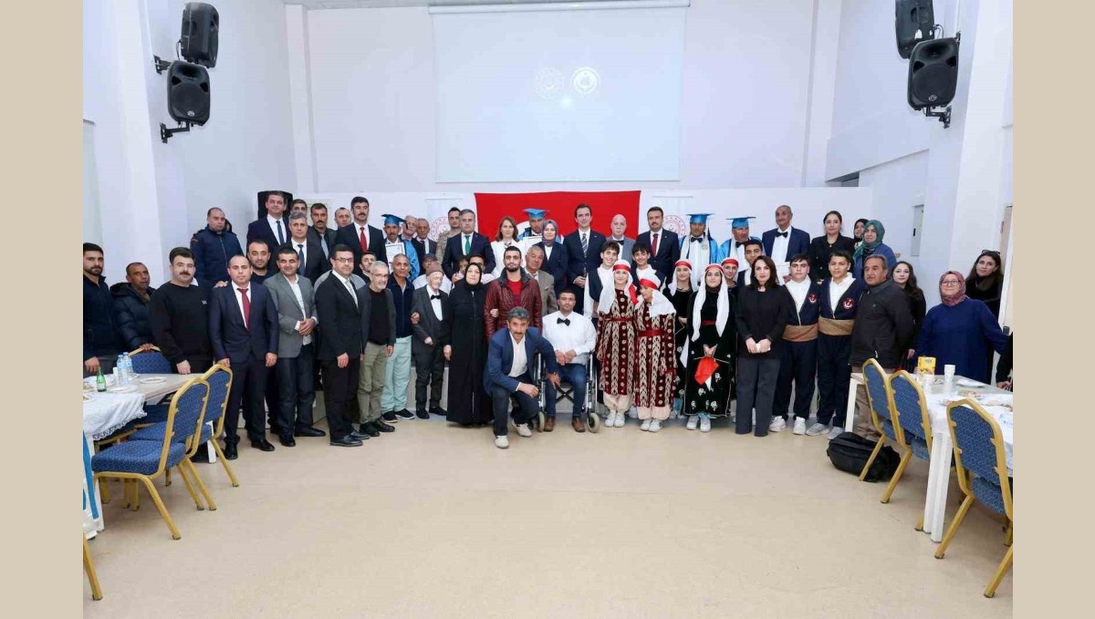 Engeller sevgiyle aşıldı: Ahlat'ta özel gün için anlamlı buluşma