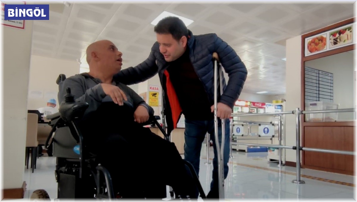 Engelli aracı enkaz altında kalan Ahmet Aslan'a akülü engelli aracı hediye edildi