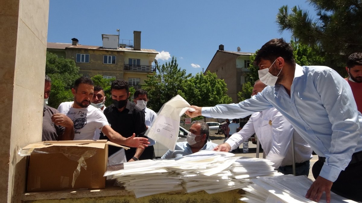 Engelli bireylerin ürettiği maske ve seccadeler cami cemaatine dağıtıldı