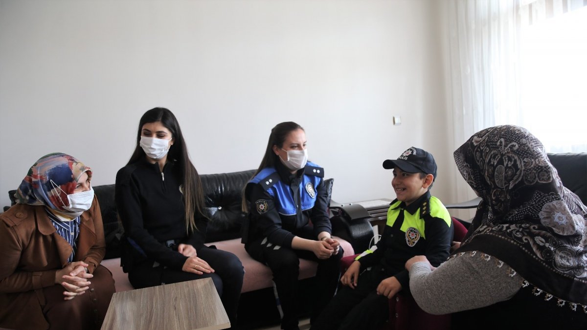 Engelli çocuğun polis üniforması hayali gerçekleştirildi
