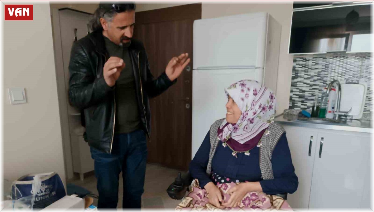 Engelli depremzedeye akülü sandalye desteği