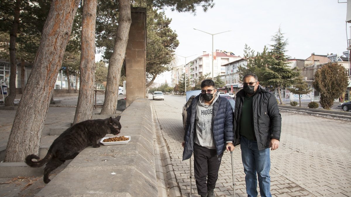 Engelli genç kısıtlama günlerinde sokakları dolaşarak "can dostlarını" besliyor