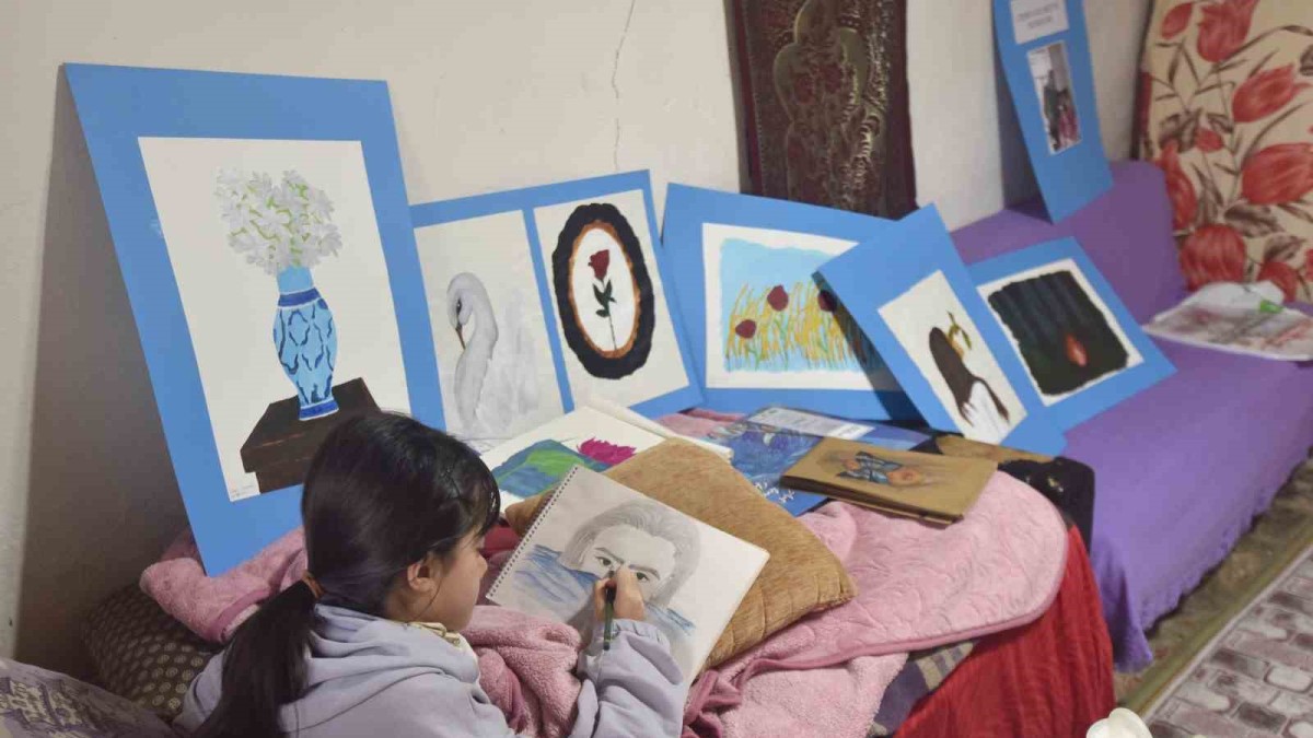 Engelli genç kız, resim sevgisiyle hayata tutunuyor