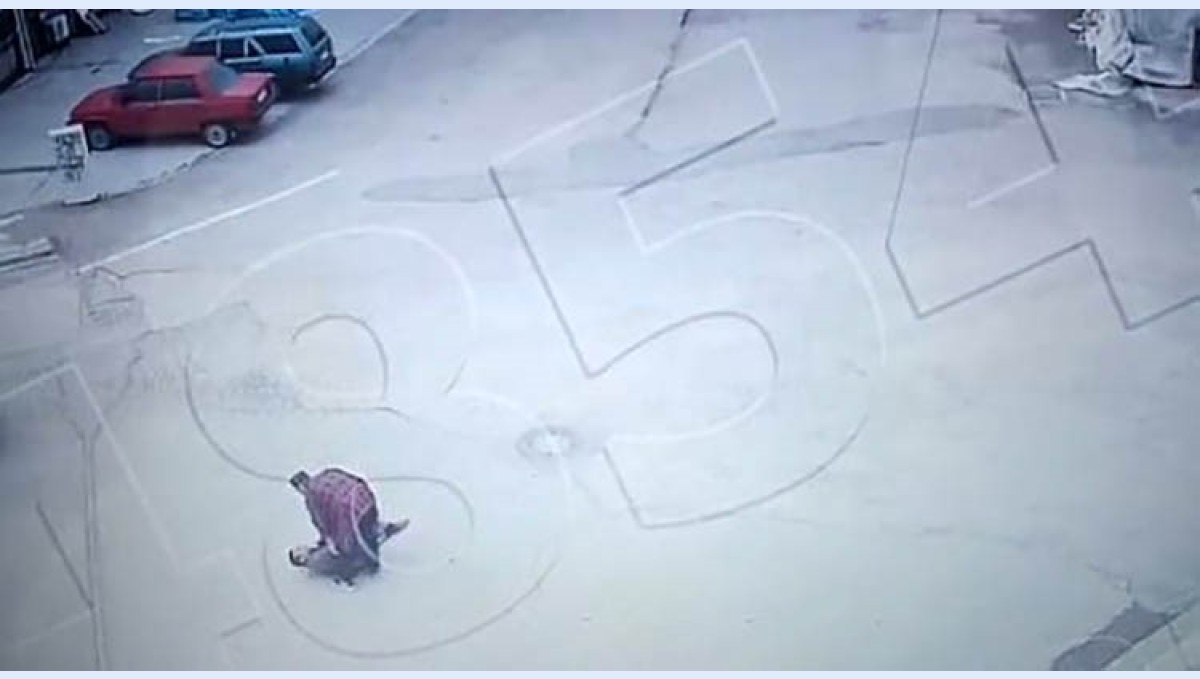 Engelli gence sokak ortasında saldırı