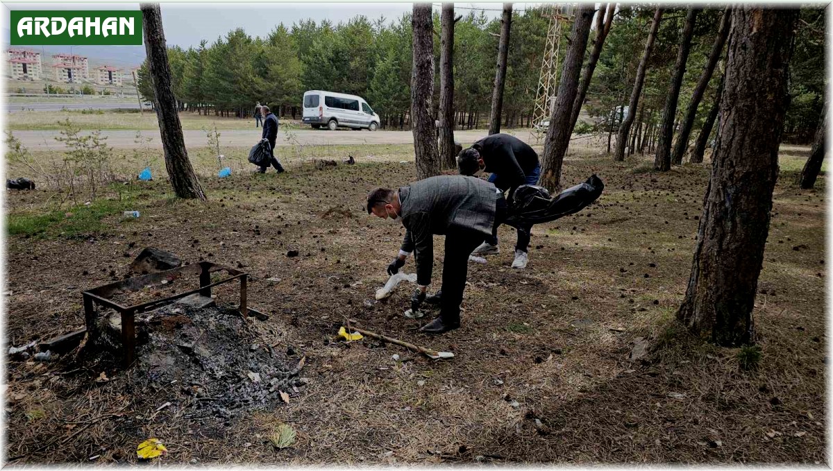 Engelli gençler ormanı temizledi