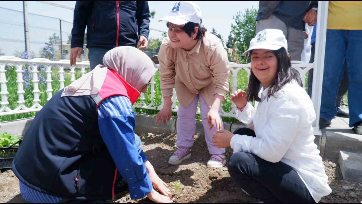 Engelli Hizmetleri Koordinasyon Merkezi'nde ekim zamanı