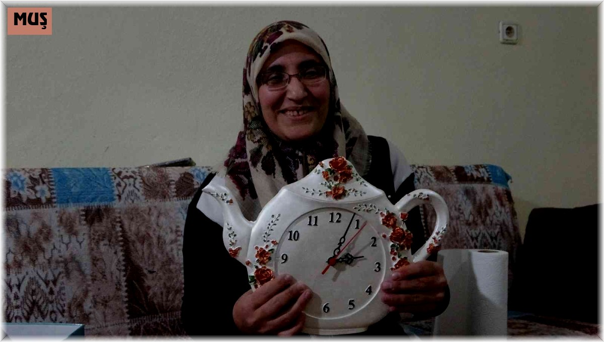 Engelli kadın ürettiği süs eşyalarını satarak aile bütçesine katkı sunuyor