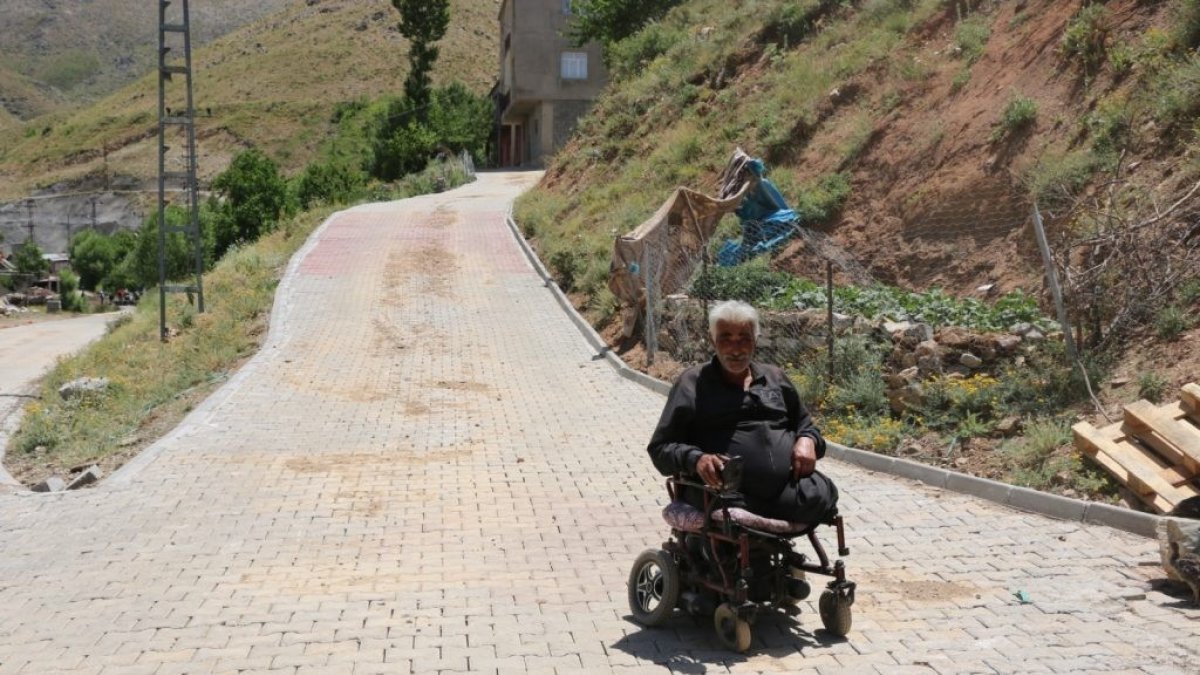 Engelli vatandaşa belediyeden parke yol