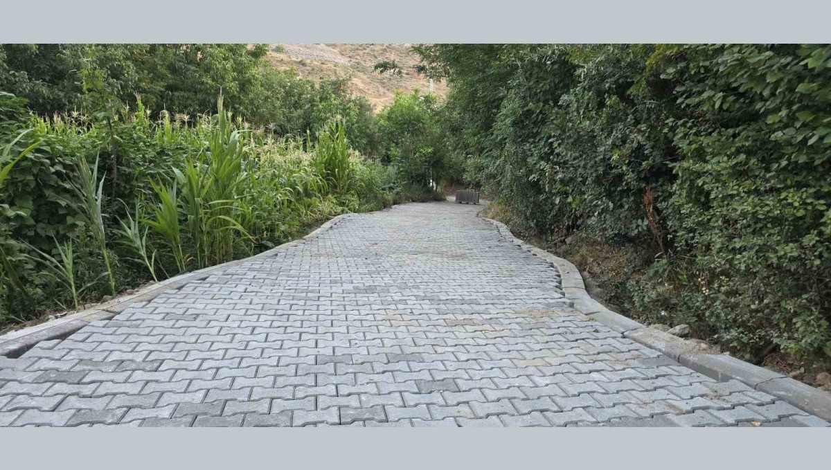 Engelli vatandaşın evinin yolu yenilendi