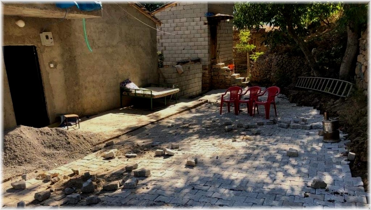 Engelli vatandaşın yolunda parke çalışması