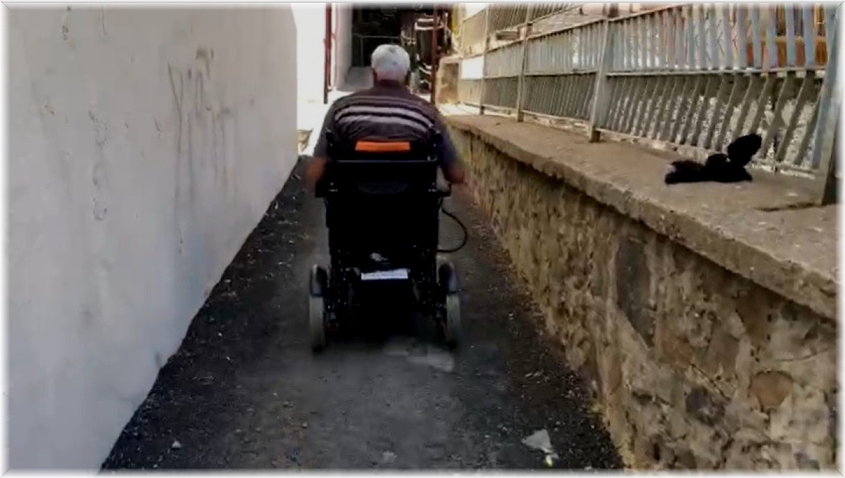 Engelli yaşlı adama akülü sandalye hediye edildi