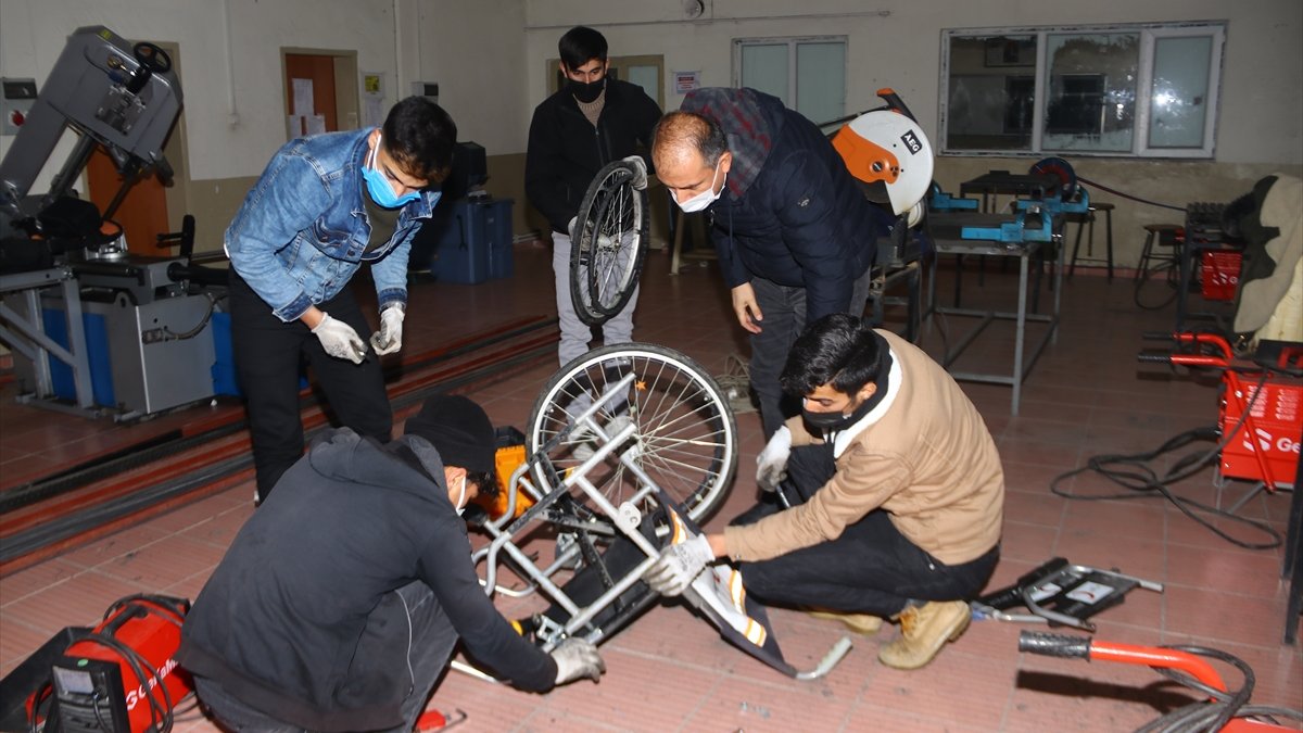 Engellilerin tekerlekli sandalyelerini onaran liseliler gönüllere dokunuyor