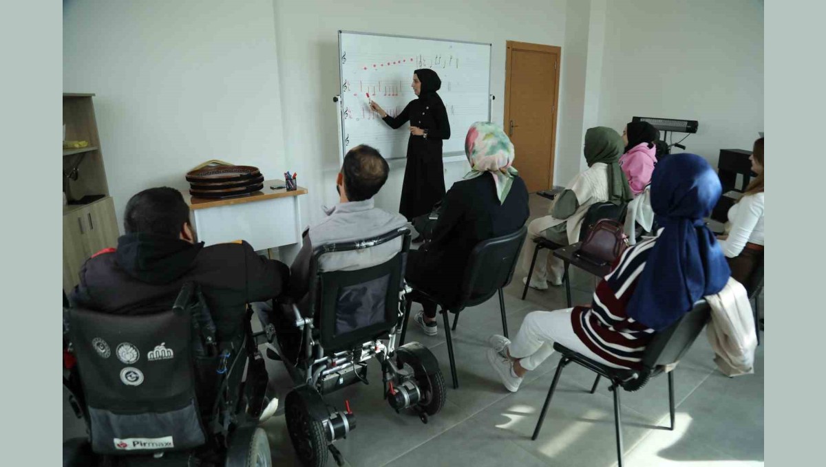 Engelsiz Yaşam Merkezi'nde dezavantajlı bireyler sosyal ve kültürel faaliyetlerle destekleniyor