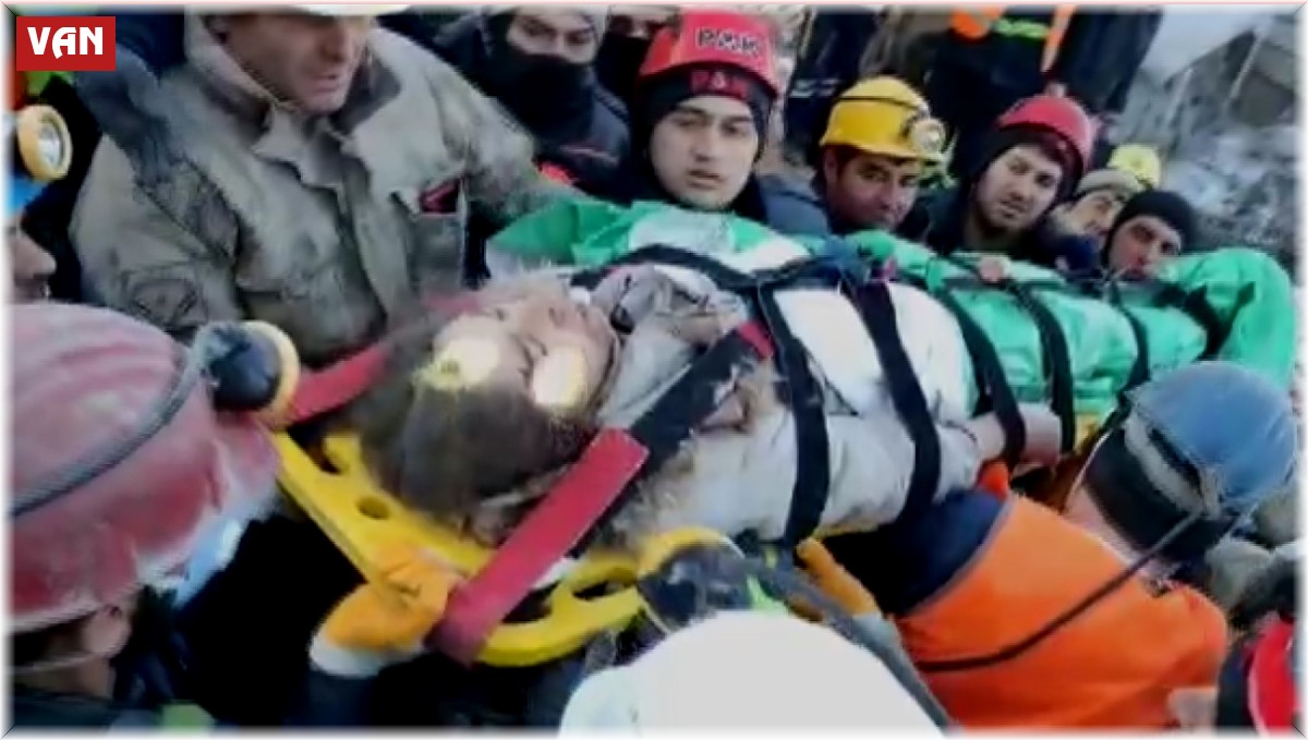 Enkaz altındaki küçük Beyza'dan Van polisine zor soru