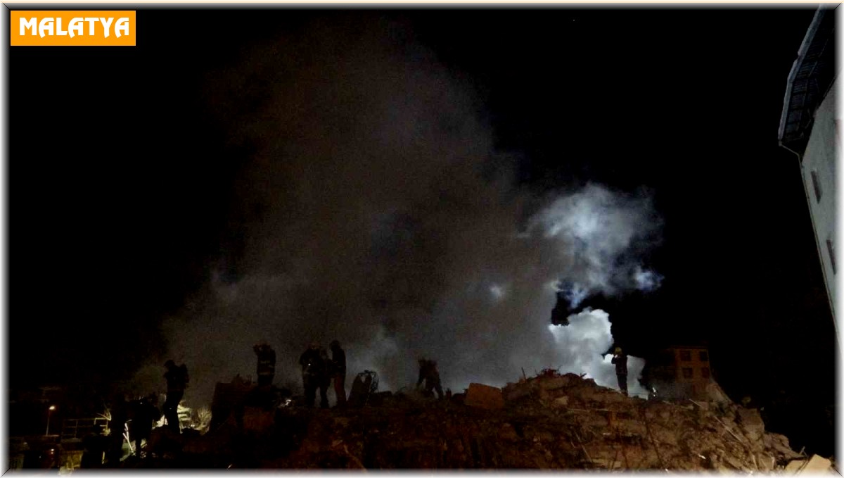 Enkazda çalışmalar sırasında çıkan yangını ekipler söndürdü