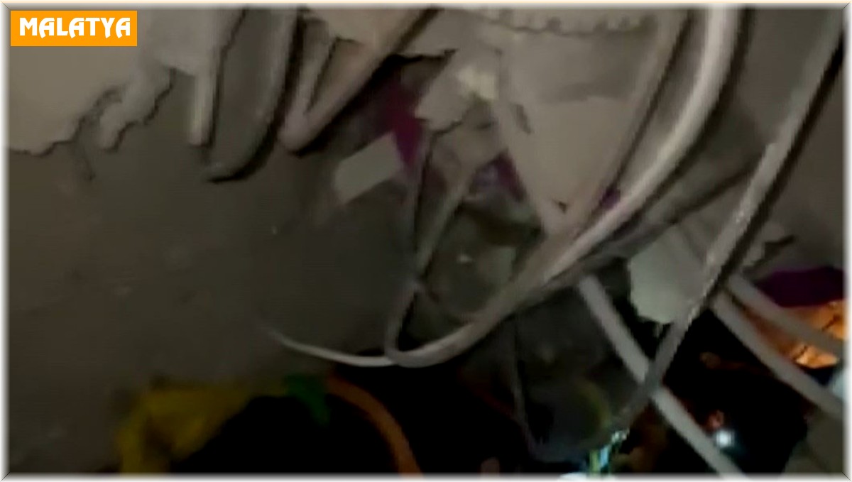 Enkazdaki yaşam koridorundan 4 kişinin kurtarılma anı kameraya yansıdı