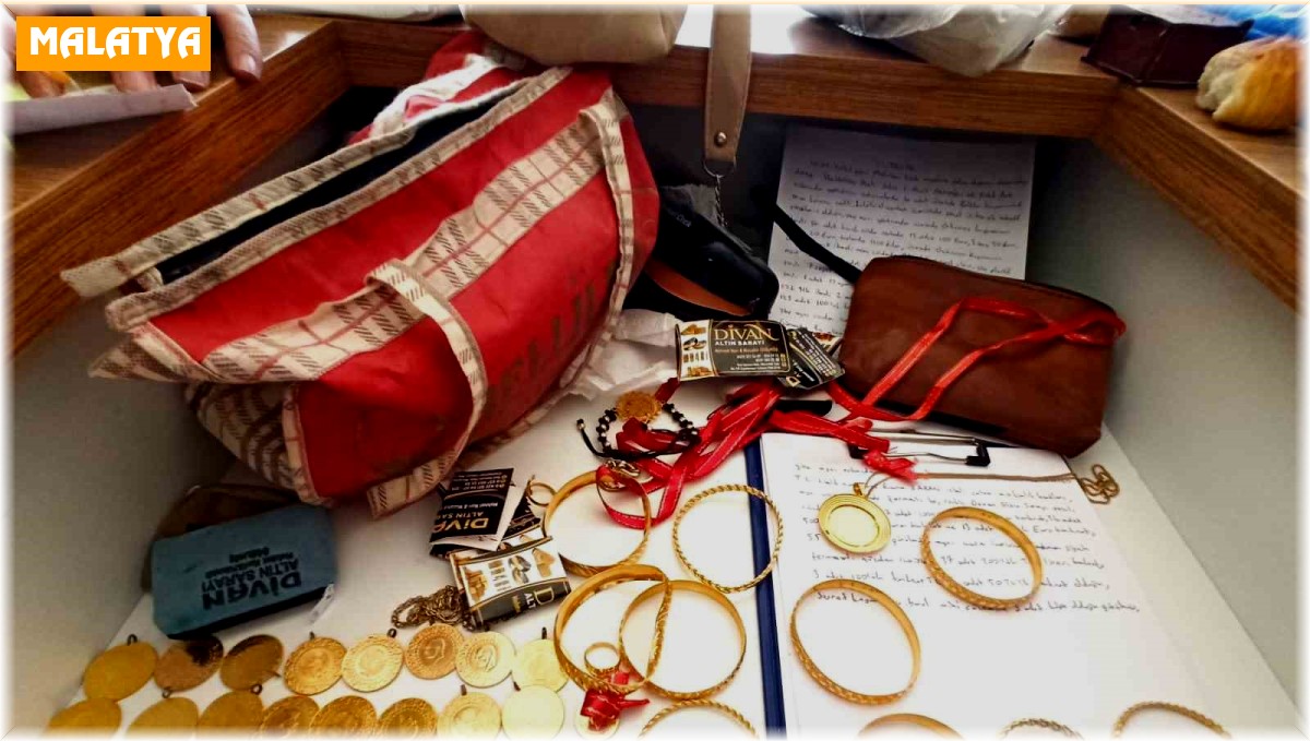 Enkazdan çıkartılan 971 bin lira değerinde para ve altın ile çelik kasa polise teslim edildi