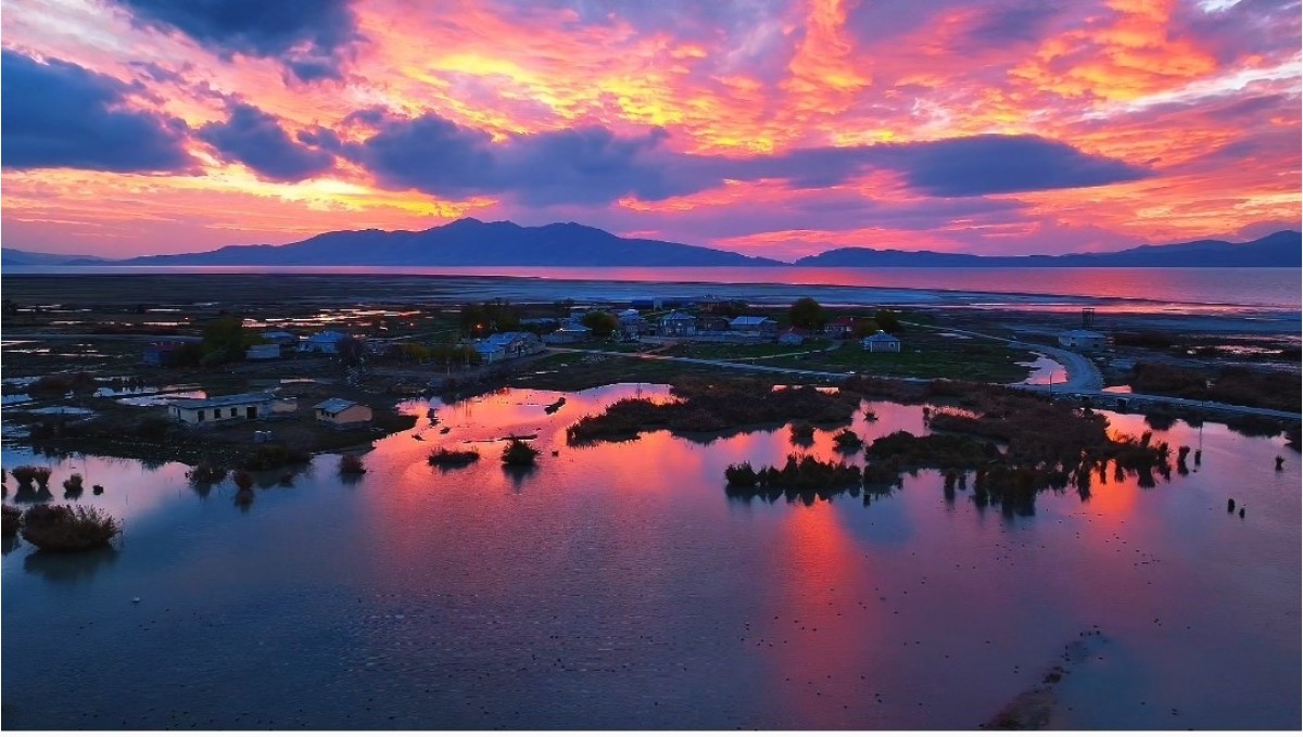 Erçek Gölü'nde muhteşem günbatımı