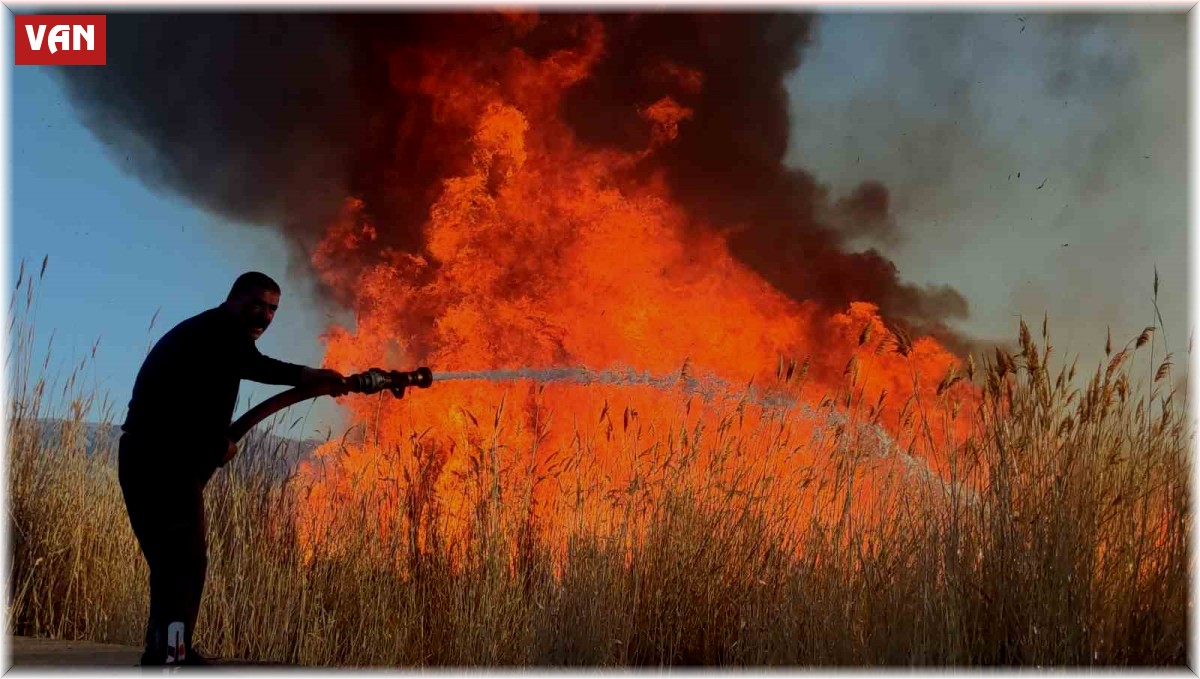 Erçek sazlığı 3 saatlik çalışma sonrası söndürüldü