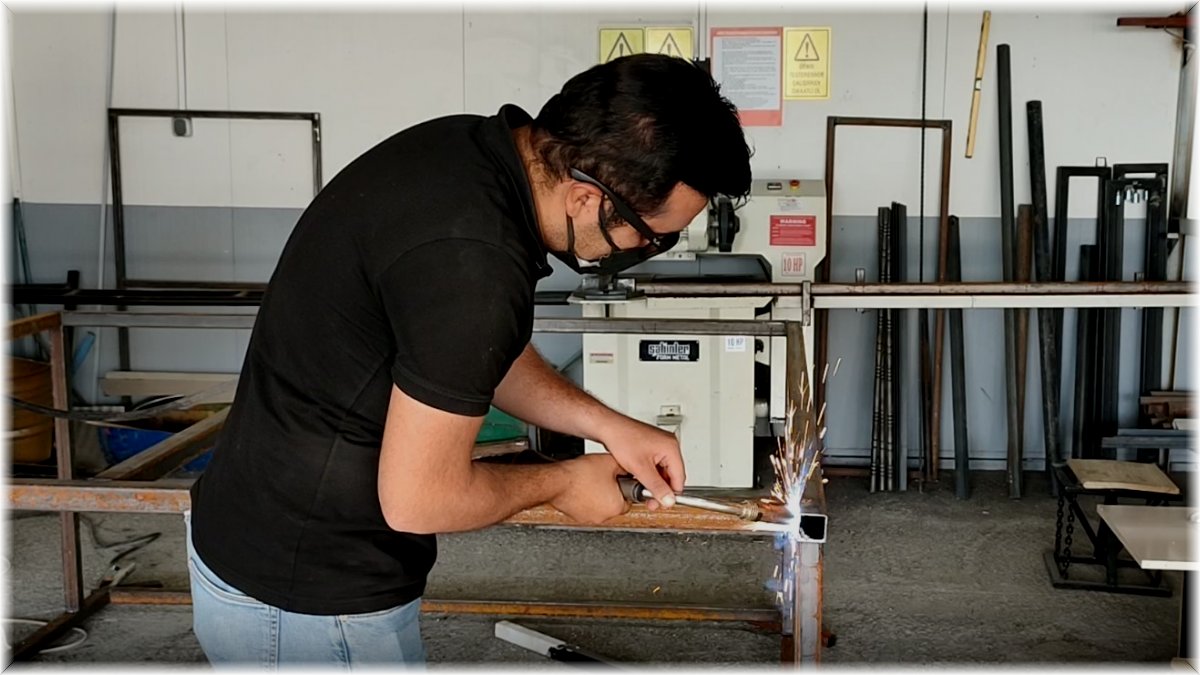 Erciş Belediyesi atıl malzemeleri geri dönüştürerek park ve bahçelerde vatandaşların kullanımına sunuyor