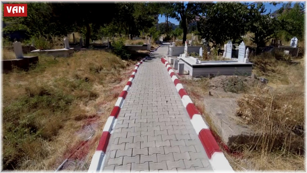 Erciş Belediyesi mezarlıkların bakım ve onarımını yaptı