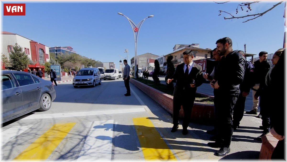 Erciş Belediyesi yaya geçidi, duraklar ve kasislerde boyama çalışmaları yaptı