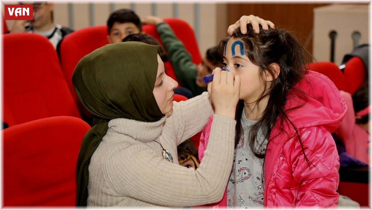 Erciş Belediyesinden depremzede öğrencilere sinema etkinliği