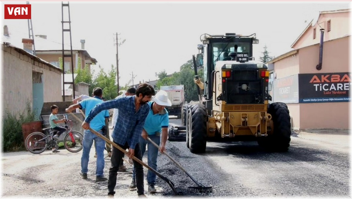 Erciş Belediyesinden yol onarım çalışması