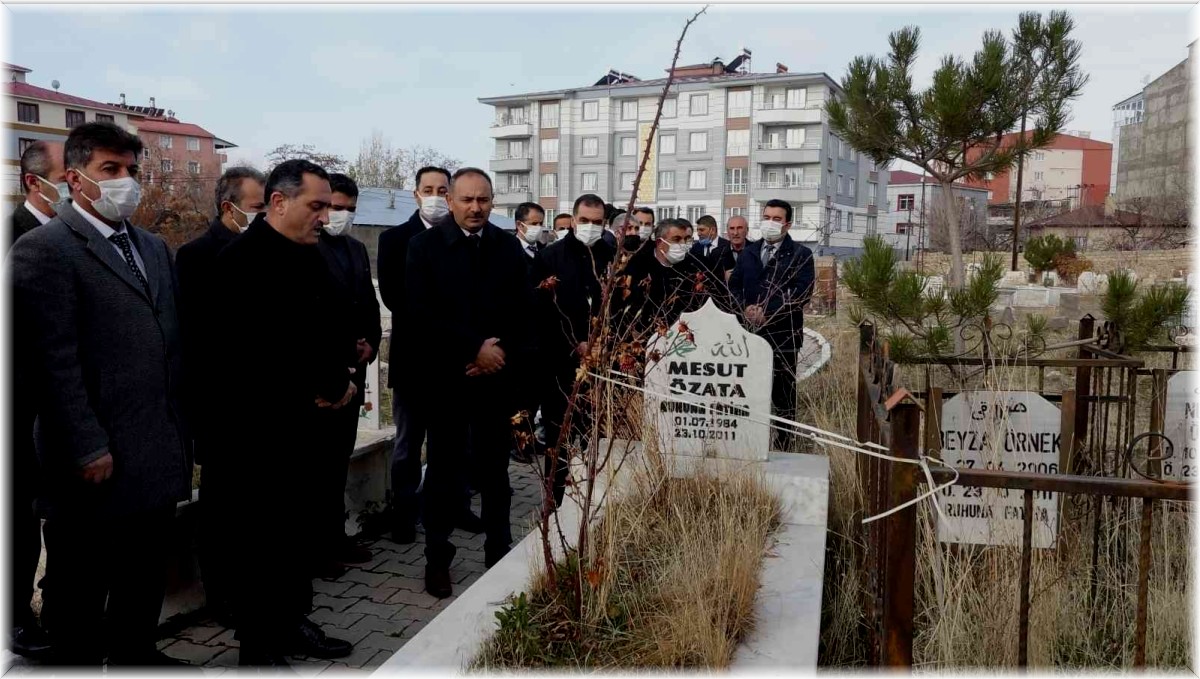 Erciş depreminde ölen 76 öğretmen, mezarları başında anıldı