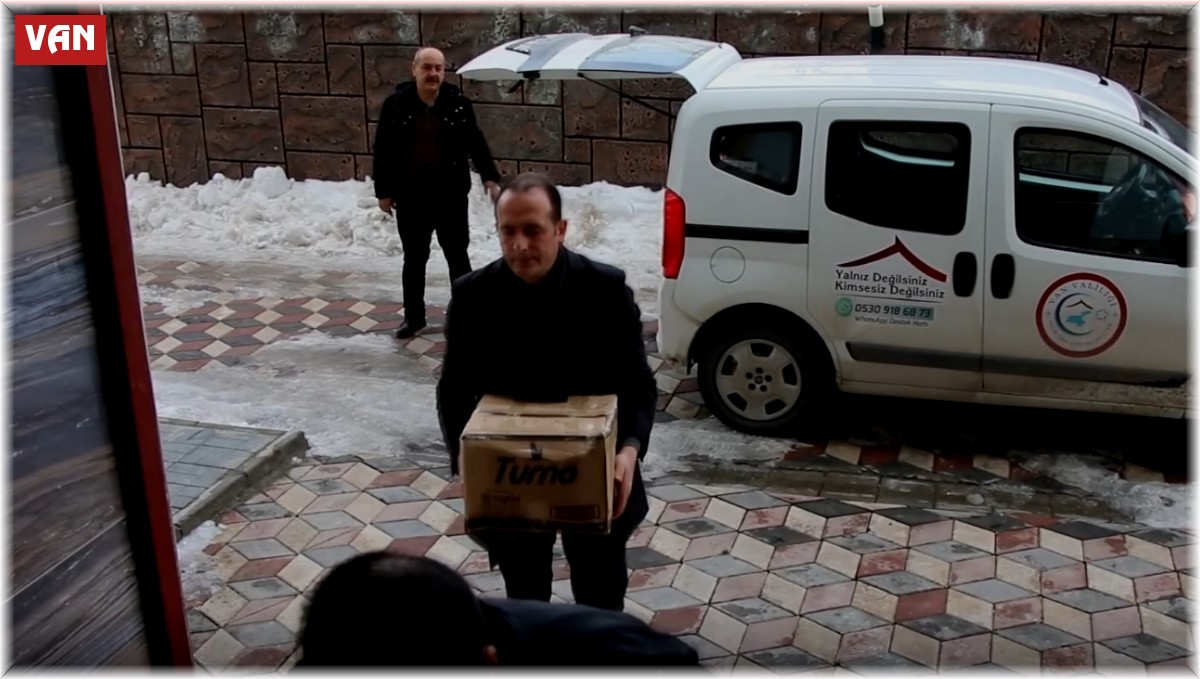 Erciş'e gelen depremzedelere Erciş Belediyesi'nden yardım eli