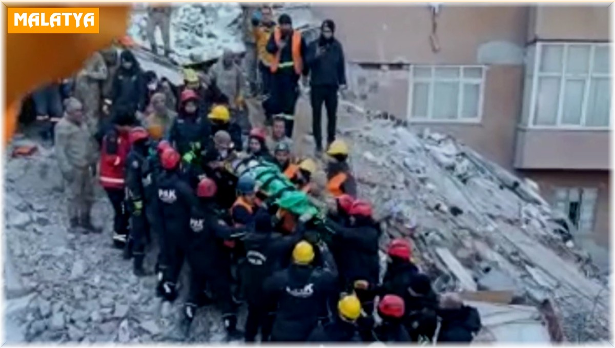 Erciş jandarma 86 saat sonra enkazdan 2 kardeşi sağ çıkardı