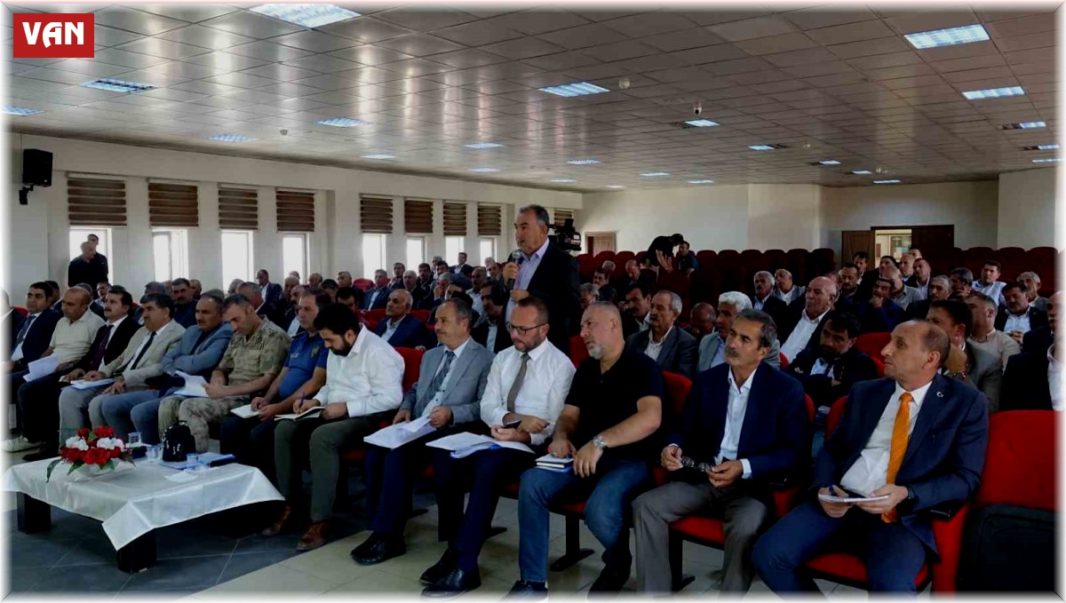 Erciş Kaymakamı Karaloğlu muhtarlarla buluştu