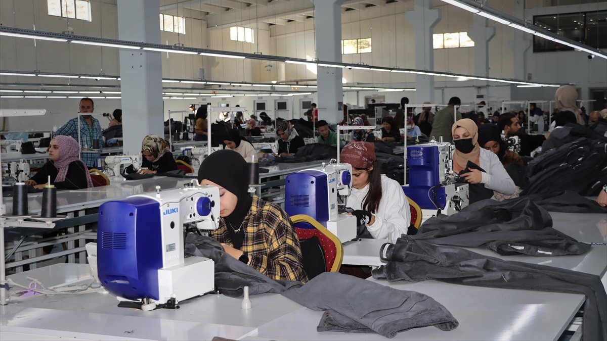 Erciş OSB'deki ilk fabrika 150 işçiyle üretime başladı