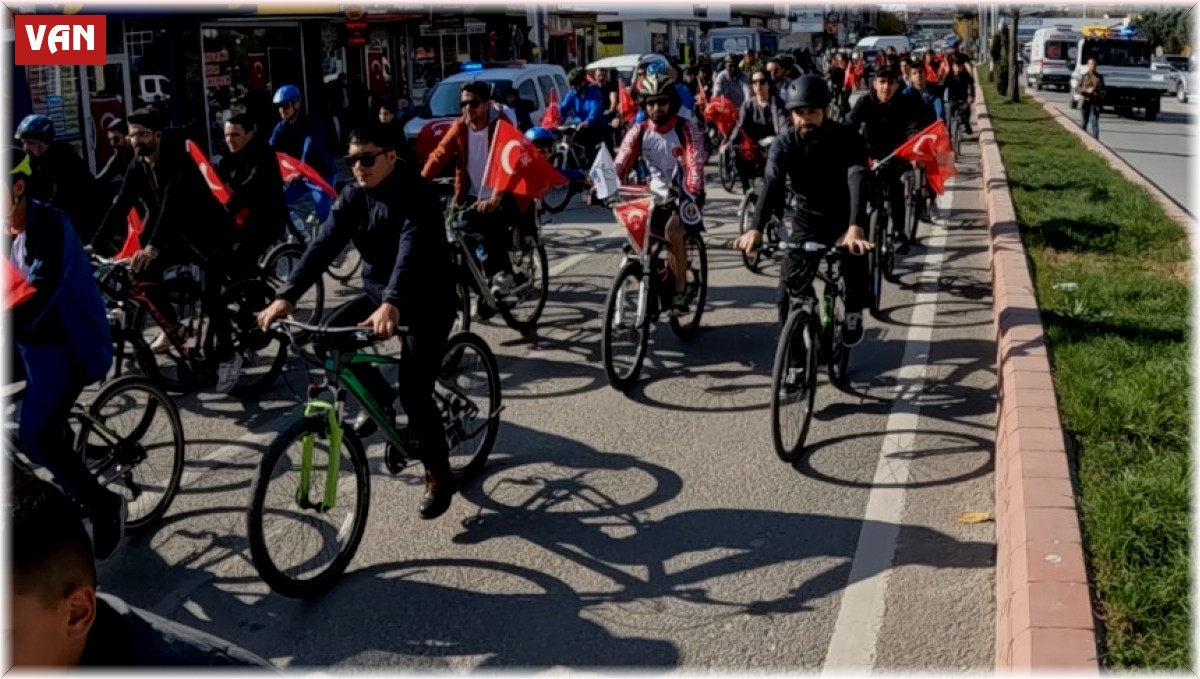 Erciş'te 100 bisikletliyle 100. yıl Cumhuriyet turu