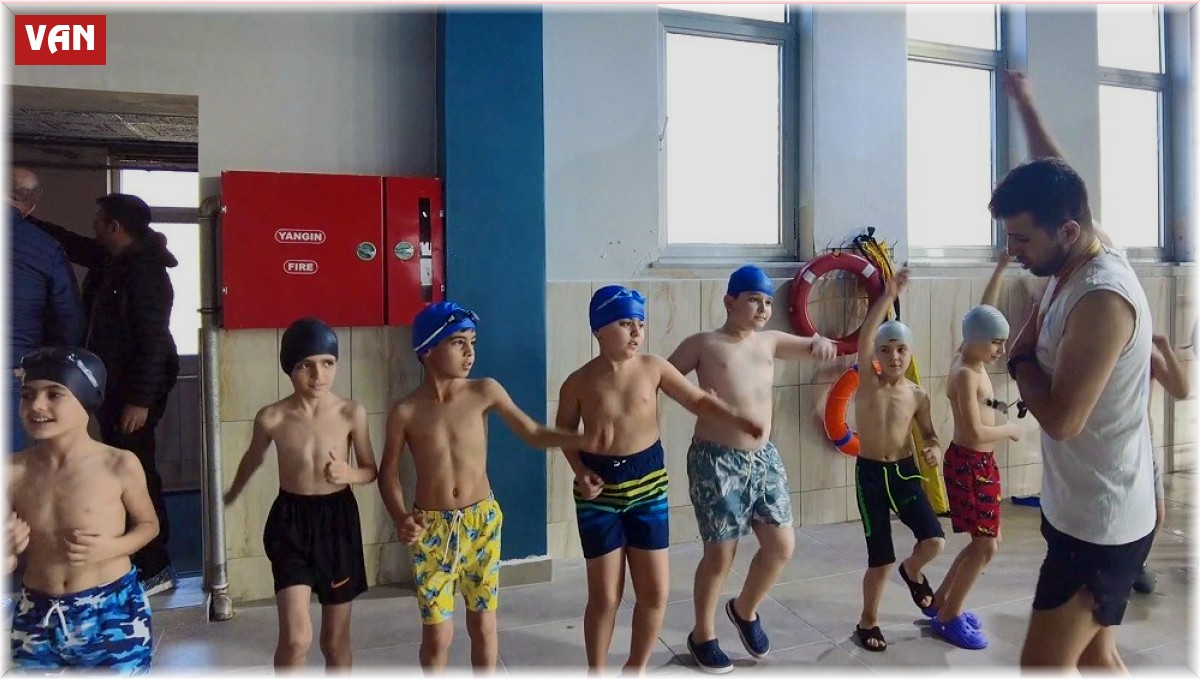 Erciş'te 20 bin öğrenci yüzme eğitimi aldı