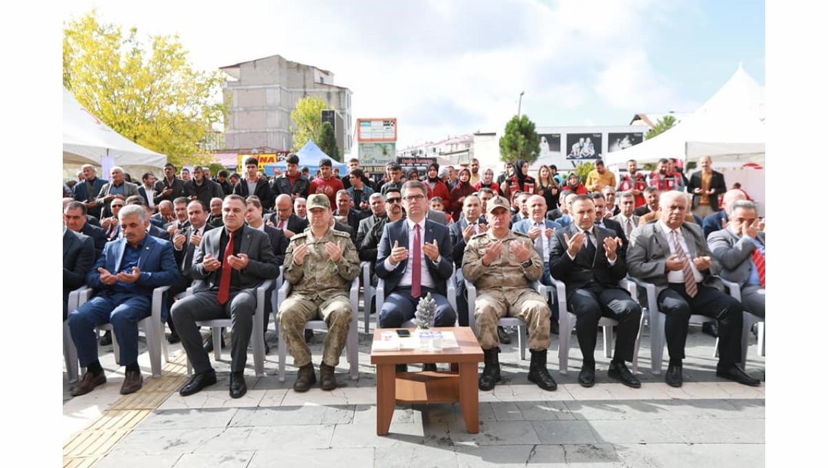 Erciş'te 2011 depreminde hayatını kaybedenler anıldı