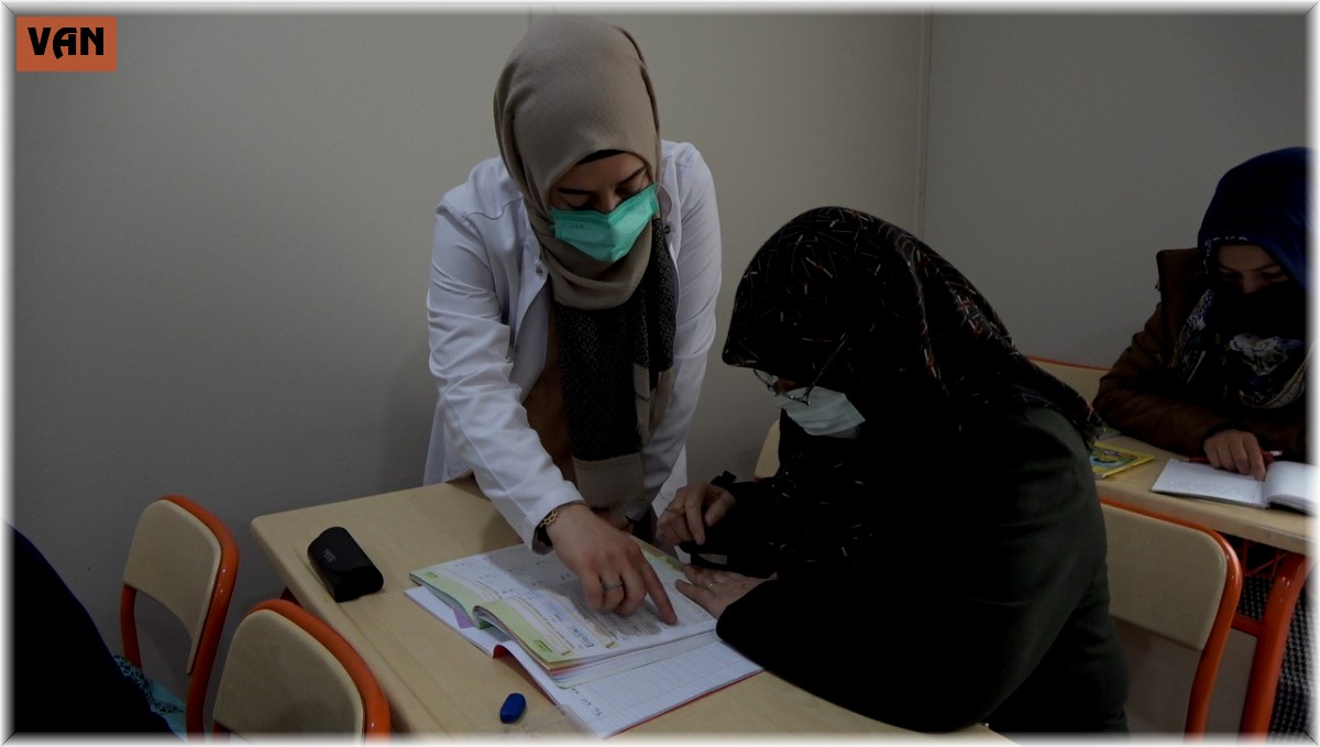 Erciş'te 625 kadın okuma yazma öğrendi