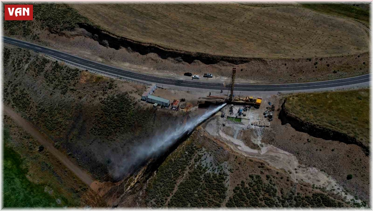 Erciş'te 750 metrede jeotermal su bulundu