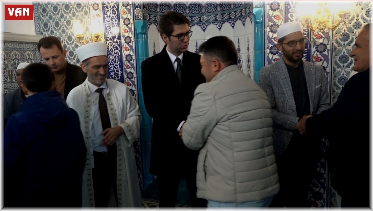 Erciş'te bayram namazı için camiler doldu