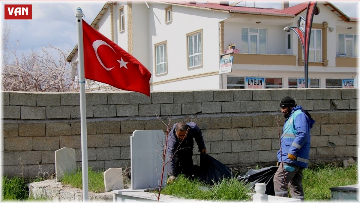 Erciş'te bayram öncesi mezarlıklarda temizlik çalışması