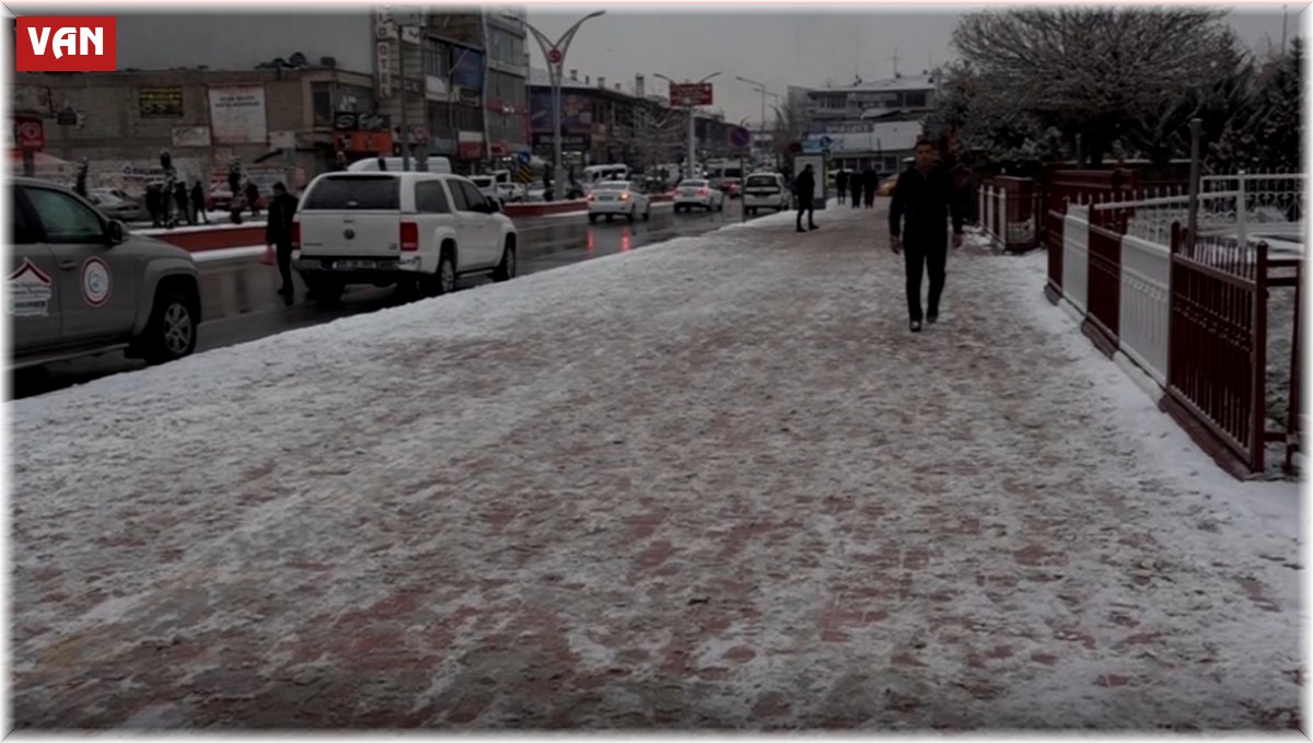 Erciş'te beklenen kar yağışı başladı