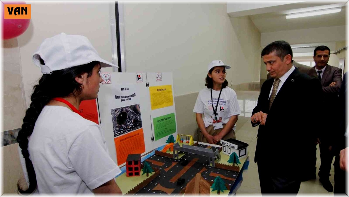 Erciş'te bilim fuarı sergisi açıldı