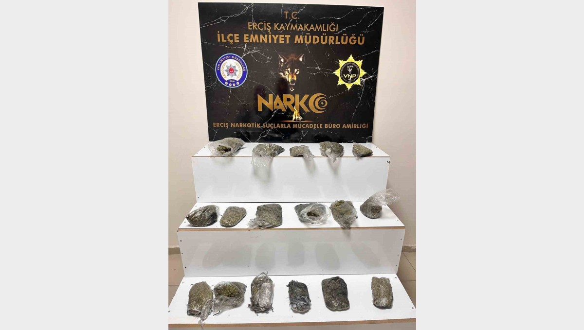 Erciş'te bir kamyonetin lastiğinde 4 kilo 400 gram esrar ele geçirildi