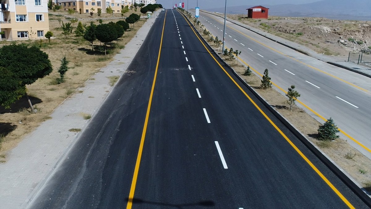 Erciş'te bu yıl 80 bin ton asfalt serimi yapıldı