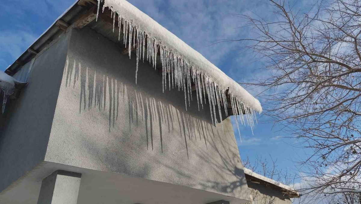 Erciş'te buz sarkıtları tehlike saçıyor