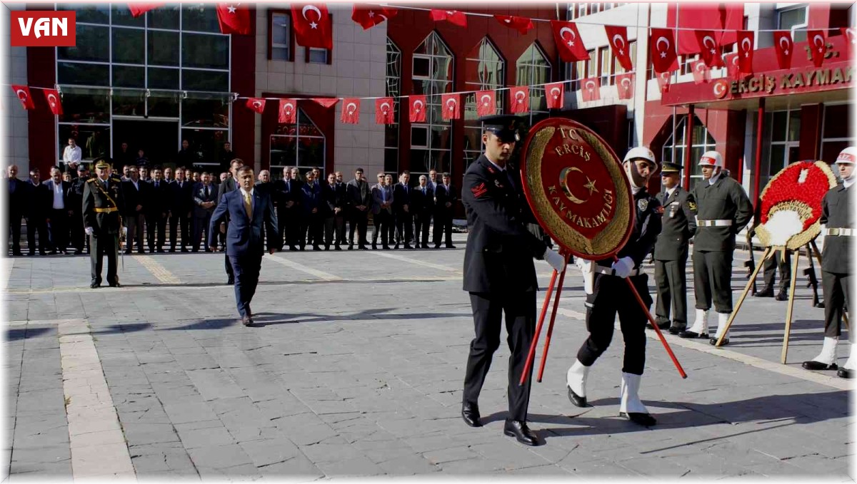 Erciş'te çelenk sunma töreni