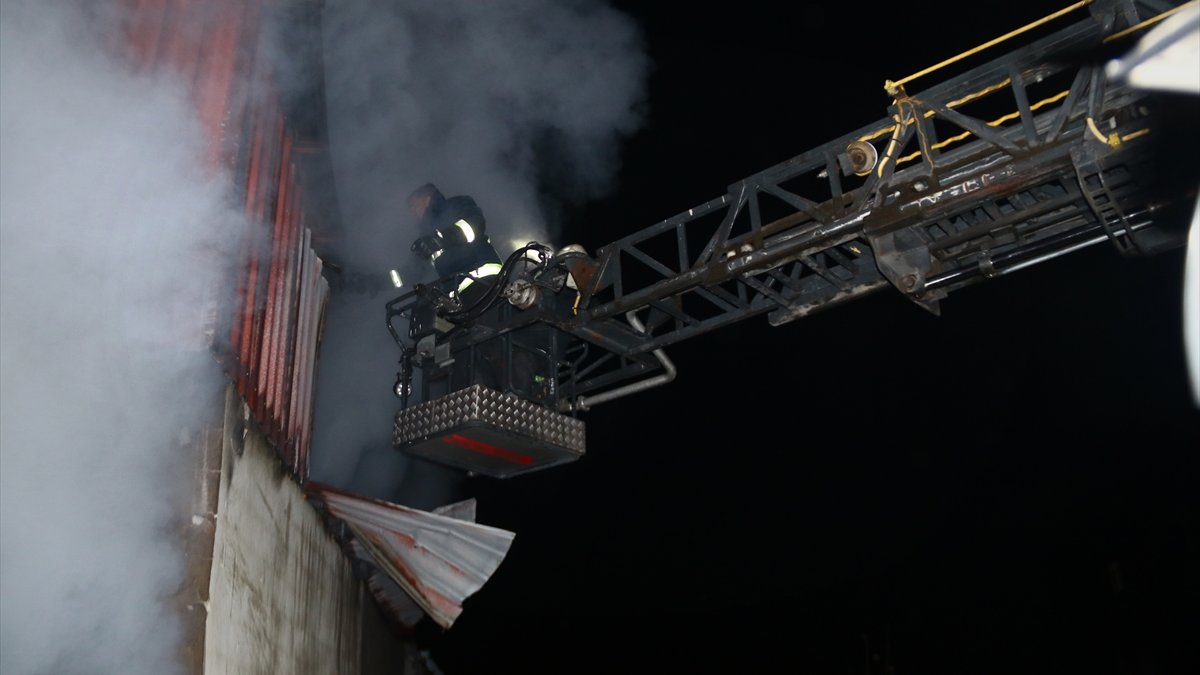 Erciş'te çıkan gıda deposu yangınında 8 kişi dumandan etkilendi