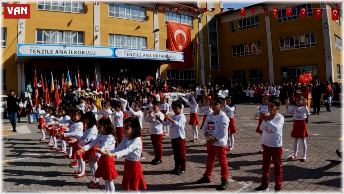 Erciş'te Cumhuriyet'in 100. yılı coşkuyla kutlandı