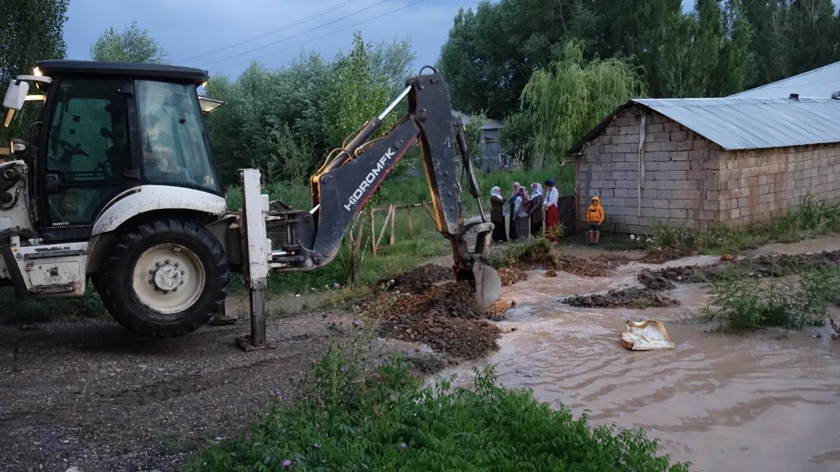 Erciş'te etkili olan şiddetli yağış 13 köyde taşkına neden oldu